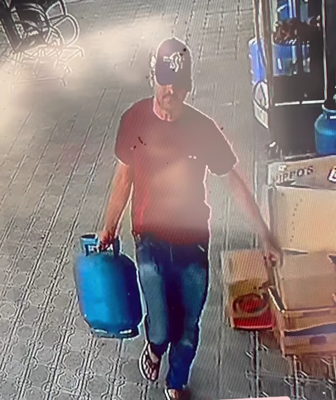 Homem é flagrado por câmeras de segurança furtando botijão de gás em Frigorifico no centro de Monteiro