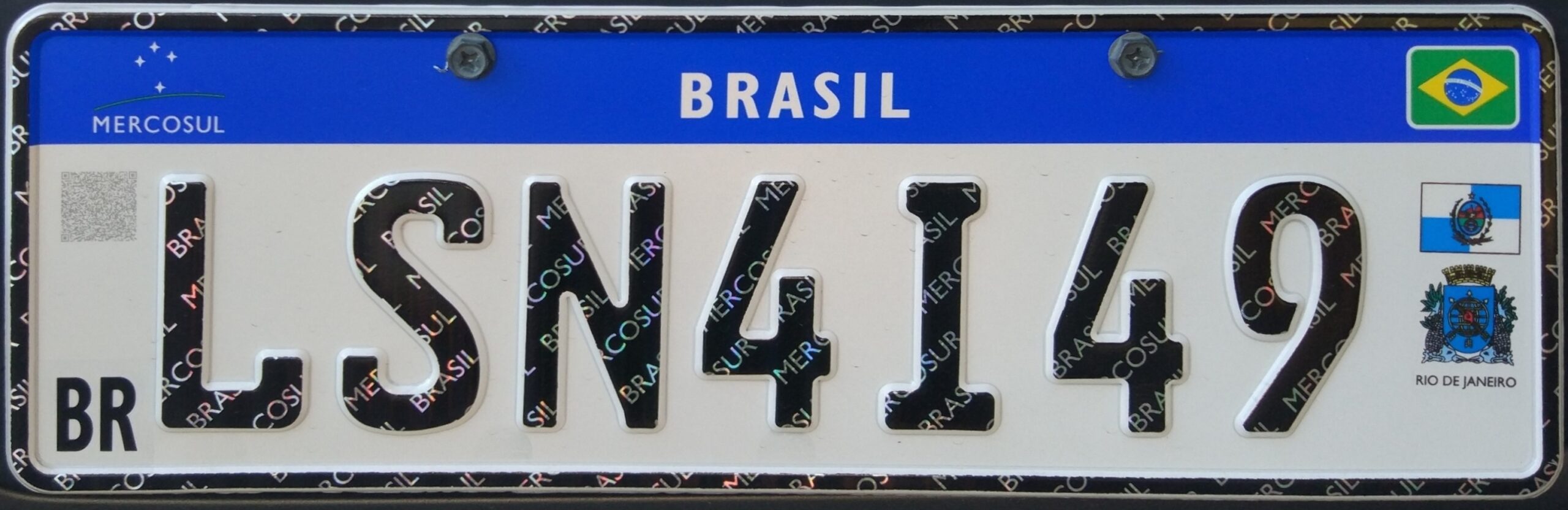 Projeto de lei prevê que placas de veículos voltem a modelo antigo que informa cidade e estado