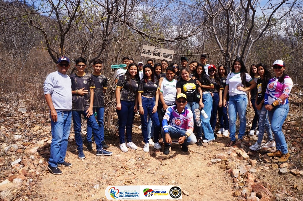 São Sebastião do Umbuzeiro: em visita pedagógica alunos e professores da Prata conhecem pontos turísticos do município