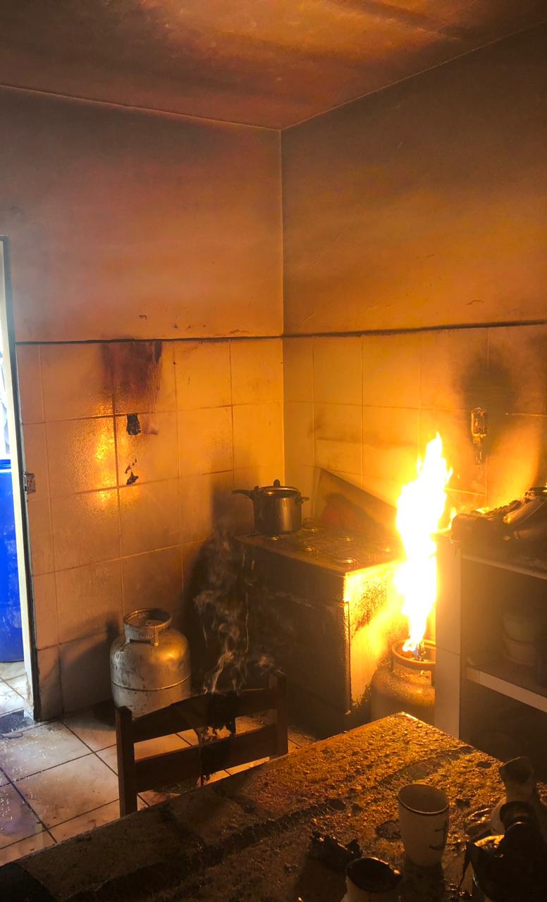 EXCLUSIVO: Bombeiros são acionados para conter incêndio provocado por gás de Cozinha, em Serra Branca