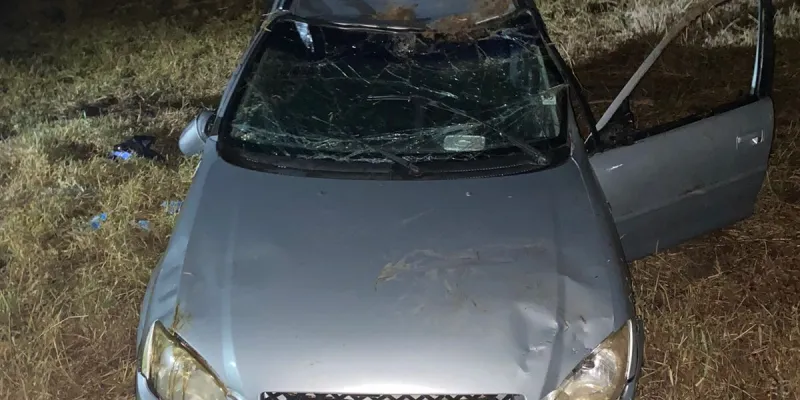 Capotamento de veículo deixa três feridos na BR-412, em Monteiro