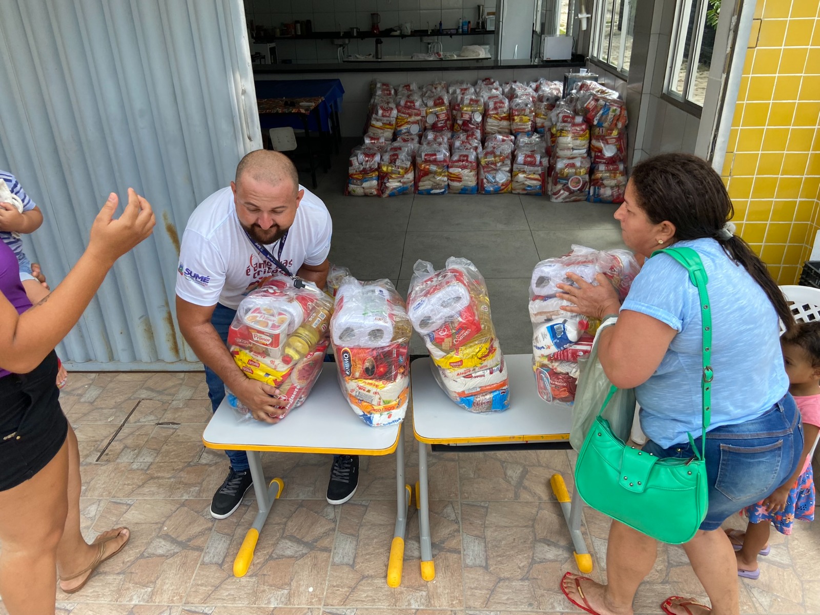 Prefeito Éden distribui cestas básicas às famílias sumeenses