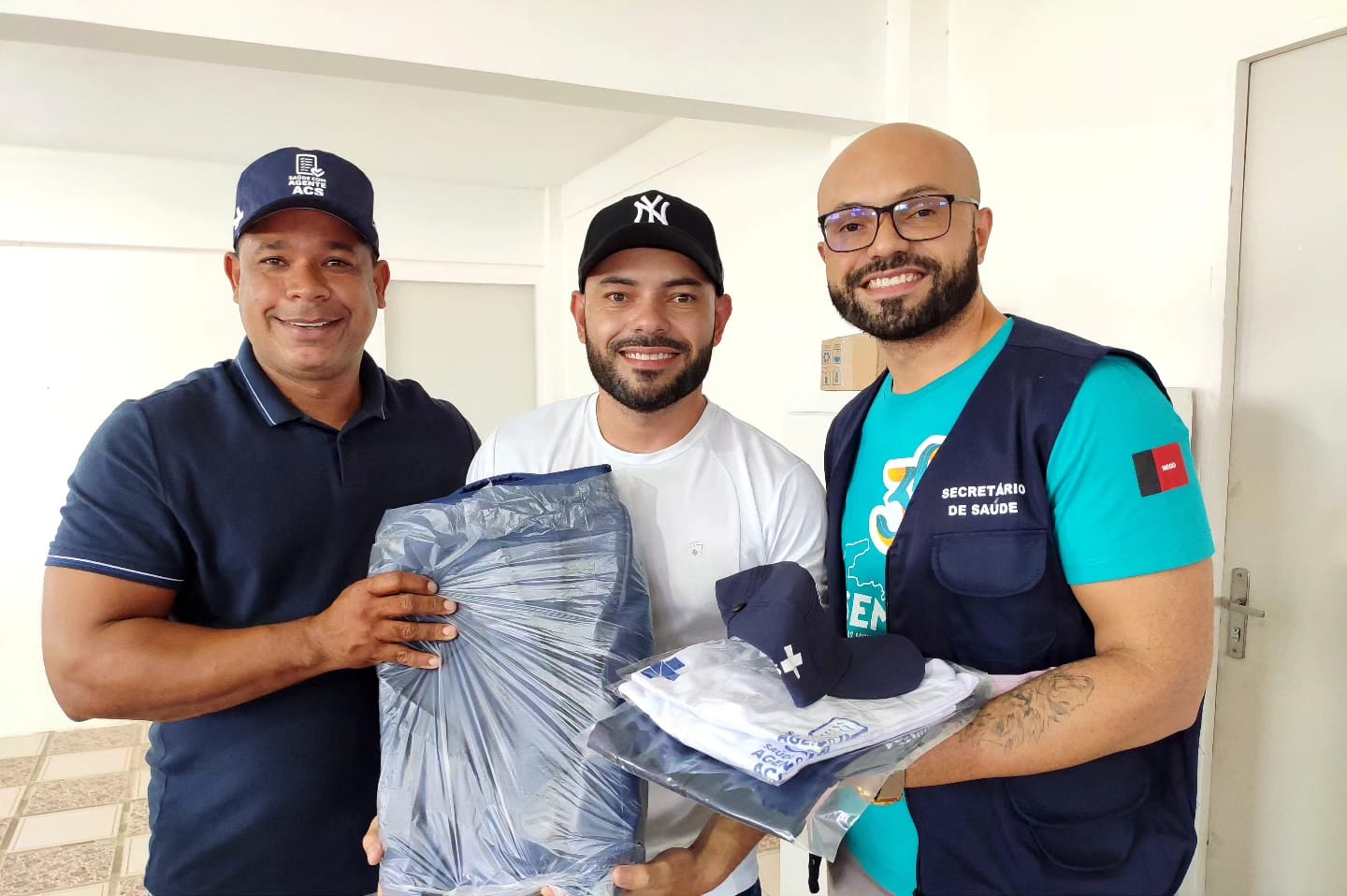 Secretaria de Saúde de Serra Branca realiza a entrega de novos fardamentos para ACS e ACE