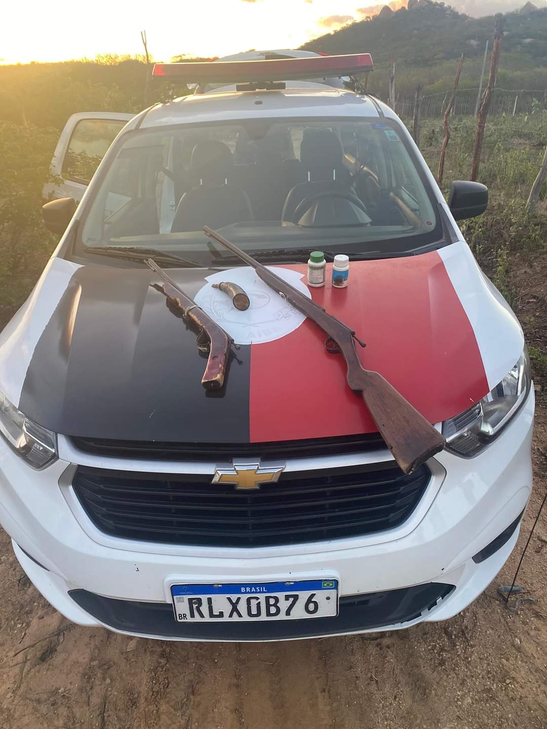 Apreensão de armas em Monteiro resulta em prisão e condução à delegacia