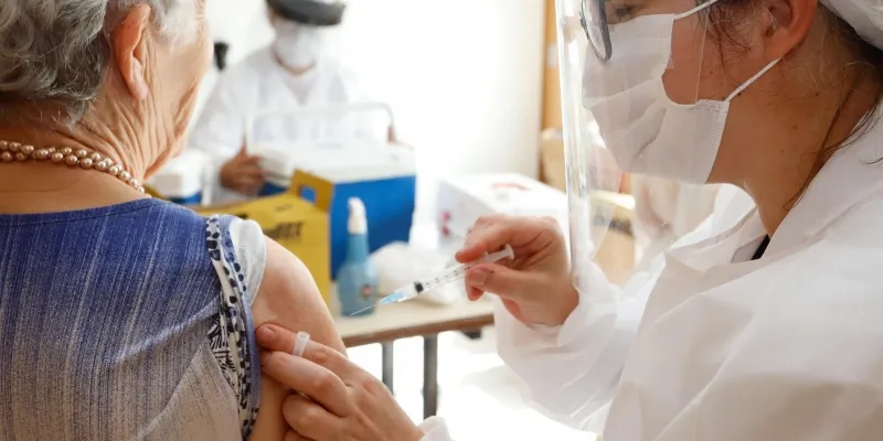 Governo do Estado recomenda nova dose da vacina contra Covid-19 para idosos