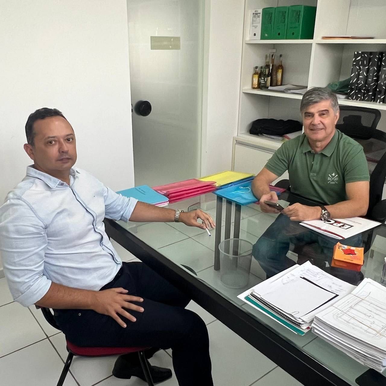 Prefeito Éden consegue mais duas máquinas pesadas para o município