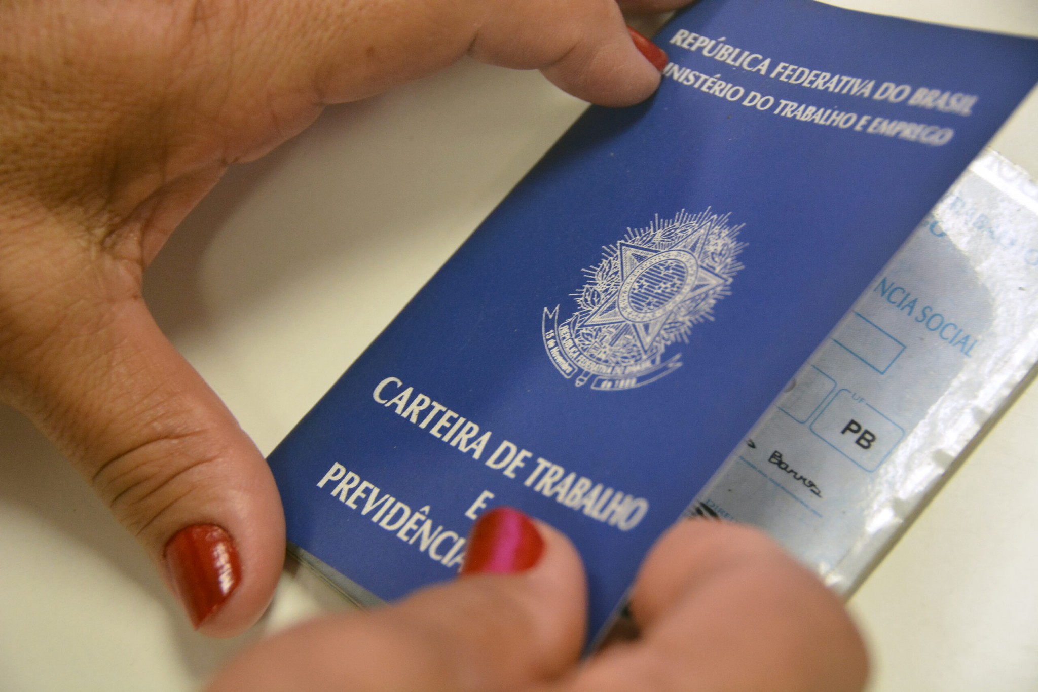 CCJ do Senado aprova redução da jornada de trabalho e fim da escala 6×1