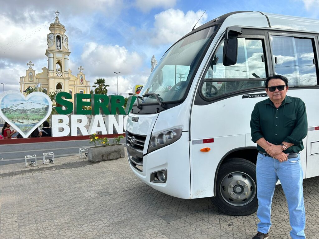 Mais investimento: Prefeitura de Serra Branca adquire ônibus 0 km destinado a Secretaria de Saúde para transporte de pacientes