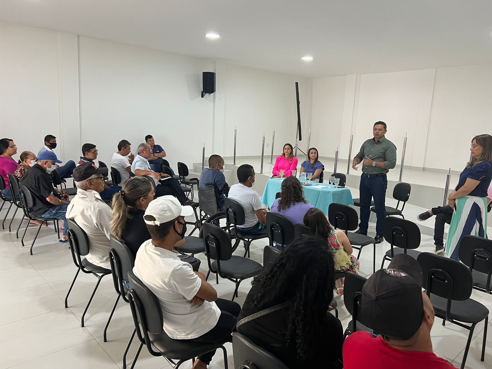 Prefeito Éden faz reunião de avaliação com usuários do serviço de Hemodiálise ofertado no Cariri