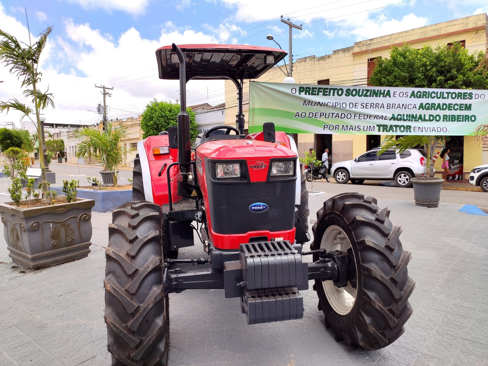 Prefeito Vicente Fialho conquista novo trator agrícola para Serra Branca