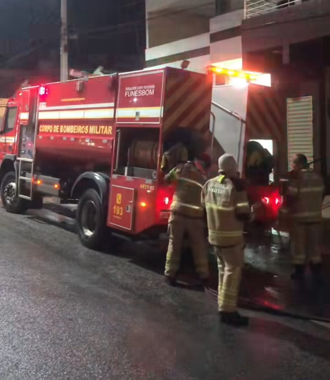 Corpo de Bombeiros combate incêndio em pizzaria no centro de Sumé