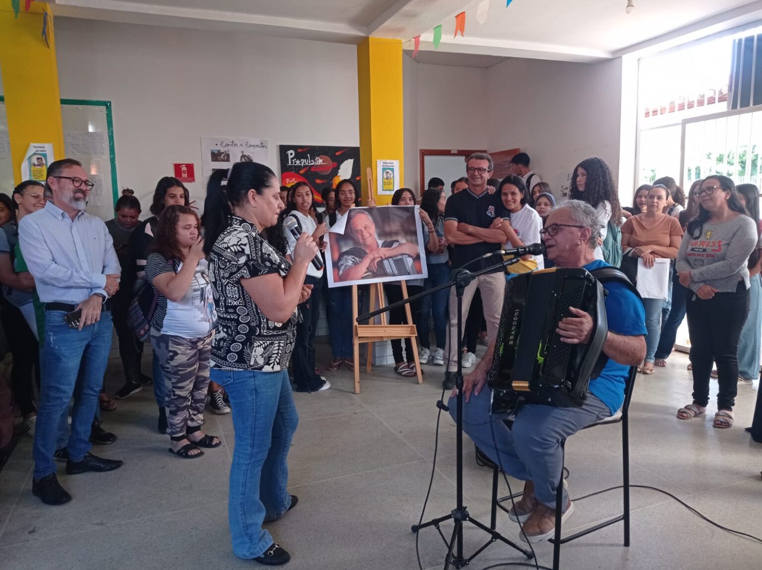 Flávio José Inspira e Emociona Estudantes na ECIT José Leite de Souza durante Homenagem Emocionante em Monteiro