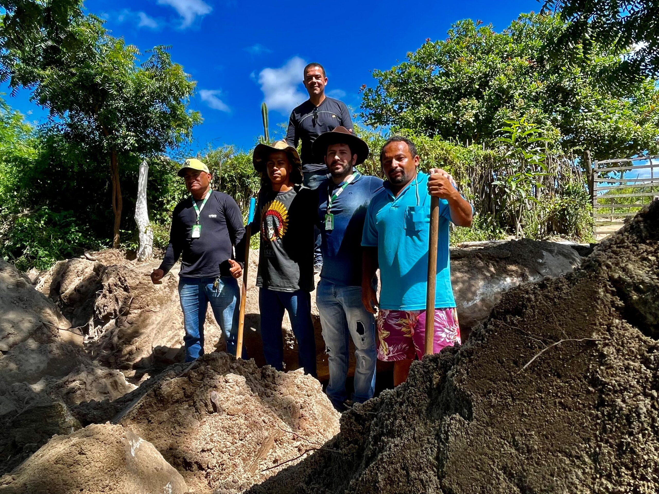 Instalação de tubulação para levar água às comunidades rurais de Serra Branca continua