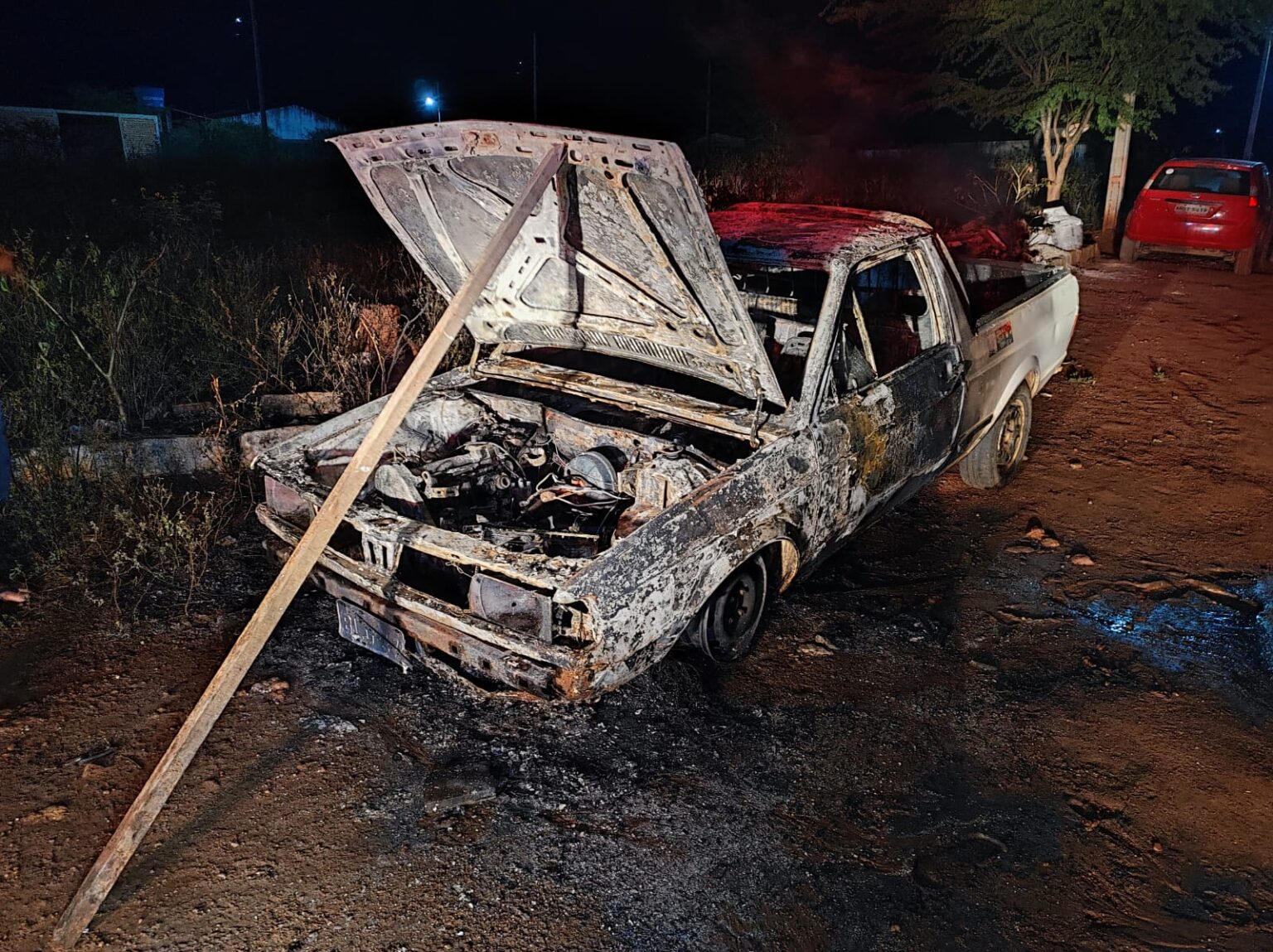 Carro é consumido por incêndio durante a madrugada em Sumé