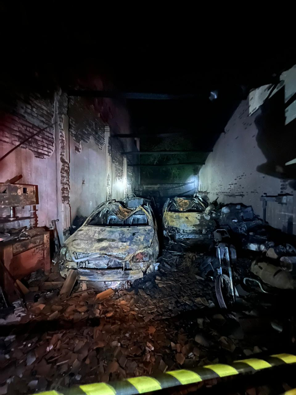 Corpo de Bombeiro é acionado para apagar incêndio em garagem em Camalaú