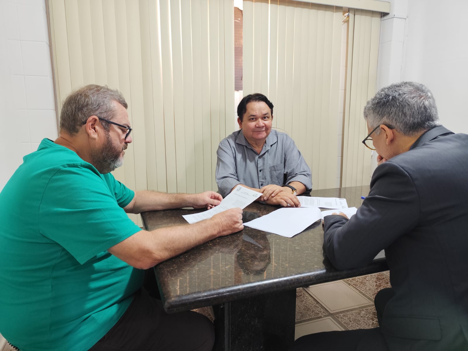 Superintendente da Caixa Econômica Federal recebe documento que oficializa a posse do prédio que sediará a futura agência na cidade