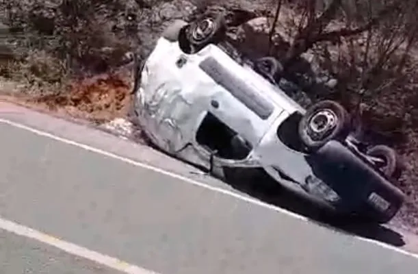 Motorista perde controle de veículo e capota na rodovia BR-412