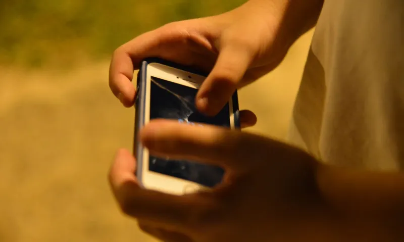 Comissão da Câmara aprova projeto que proíbe o uso de celular em escolas