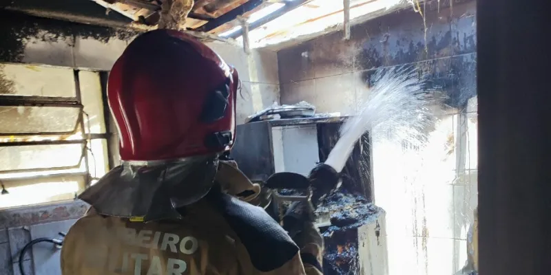 Corpo de bombeiros atende chamado de incêndio em residência em Monteiro