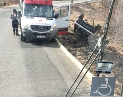 Casal perde controle de veículo em acidente na entrada do Sítio Feijão, em Serra Branca