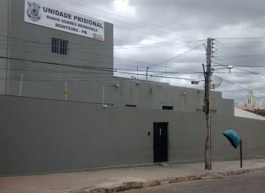 Mulher é detida ao tentar entrar na Cadeia Pública de Monteiro com comprimidos escondidos em refeição para detento