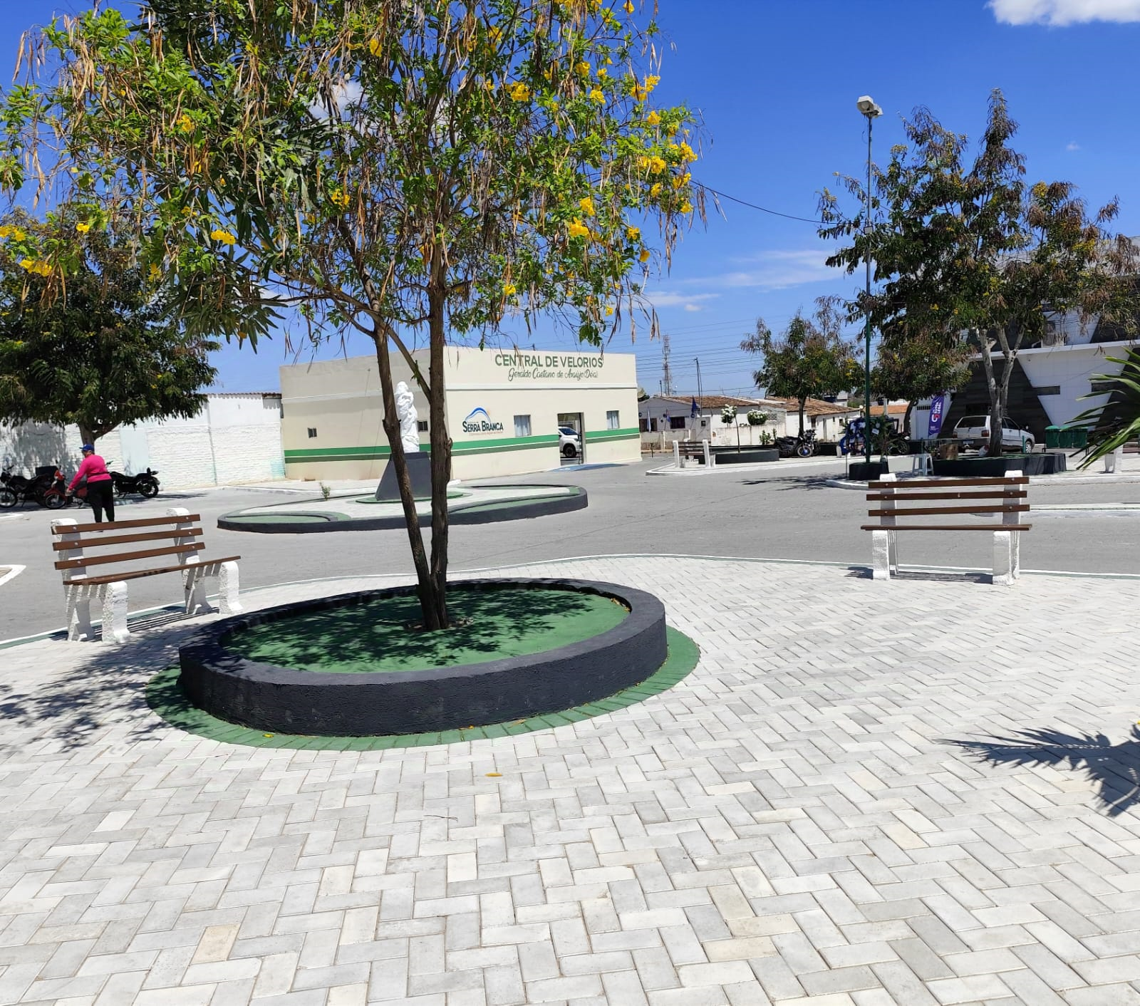 Prefeitura de Serra Branca entrega revitalização de praça localizada em frente ao cemitério público