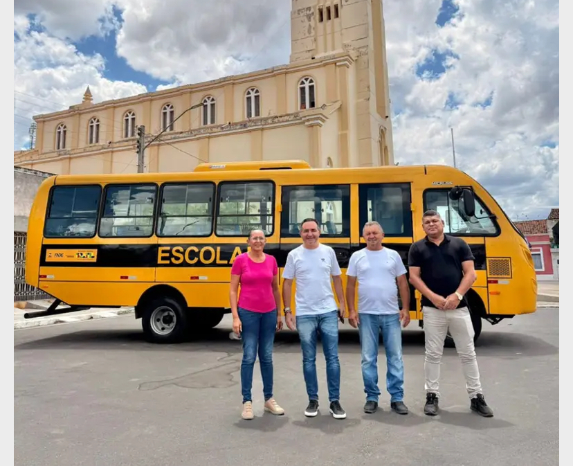 Gestão de Adriano Wolff em São Sebastião do Umbuzeiro, comemora chegada de mais um ônibus escolar