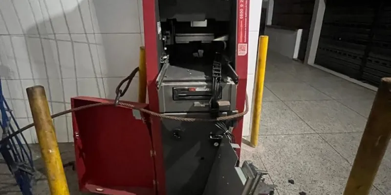 Assaltantes tentam arrancar caixa eletrônico do mercado público, no Cariri