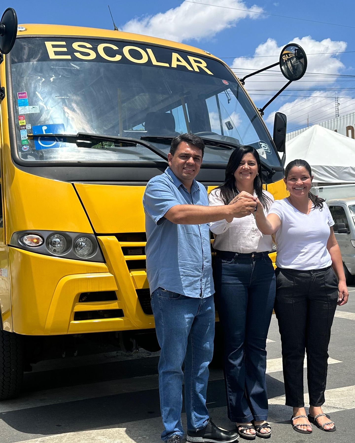 Prefeito de Amparo, Tárcio Gabriel, faz entrega de ônibus através de fruto de parceiras