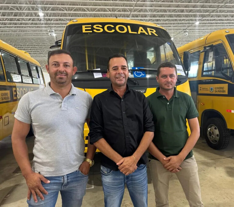 Reforço da frota: prefeito de São João do Tigre recebe mais ônibus escolar