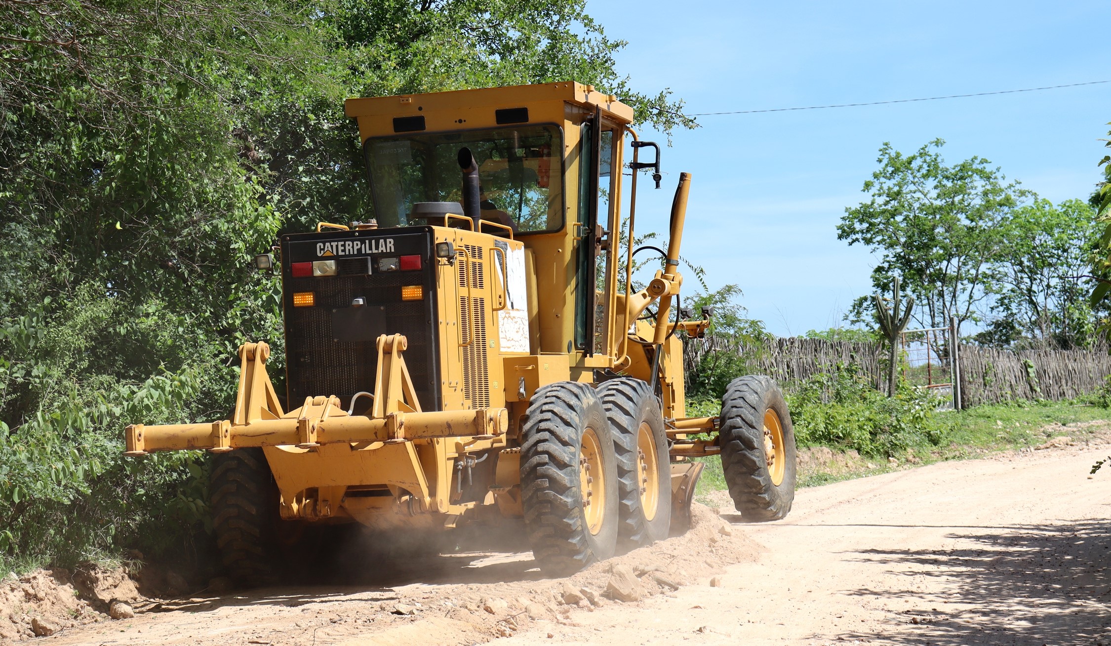 Prefeitura de Amparo inicia recuperação das estradas da zona rural