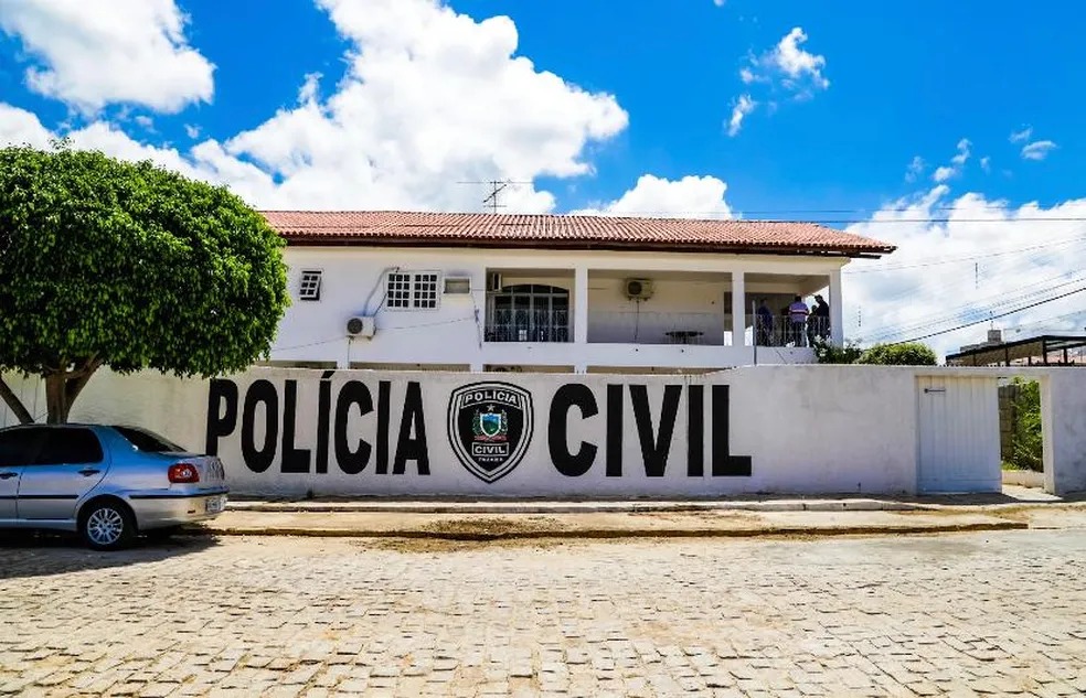 Homem vai depor por suposto crime contra enteados e é preso por tráfico, na PB