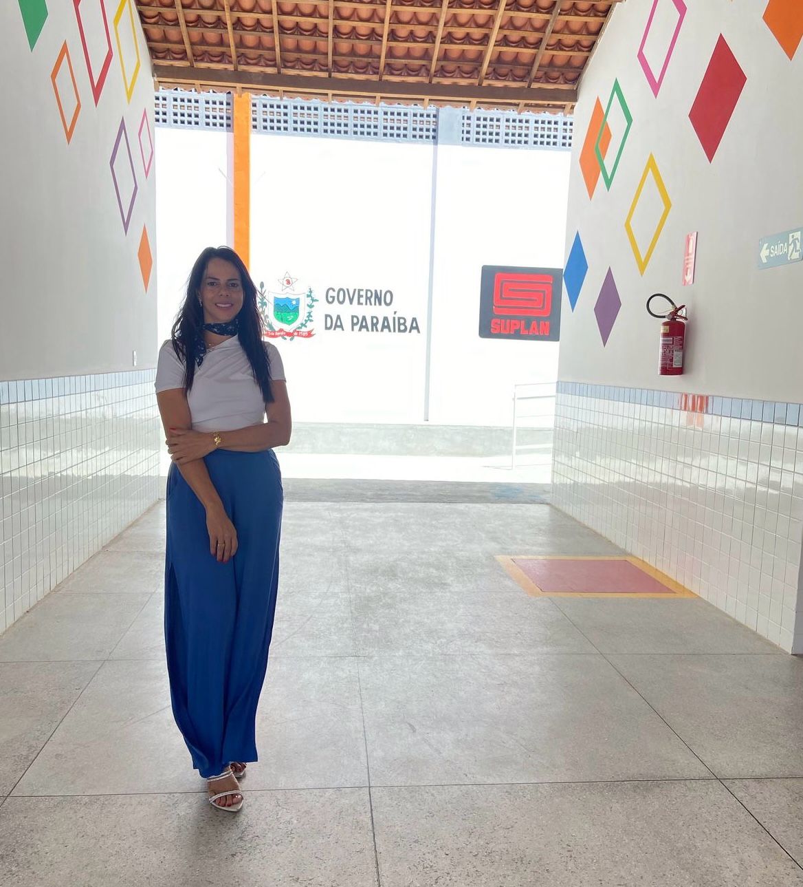 Diretora Iris Amorim comemora a chegada de novos mobiliários para Escola Estadual Vasconcelos Brandão, em Serra Branca