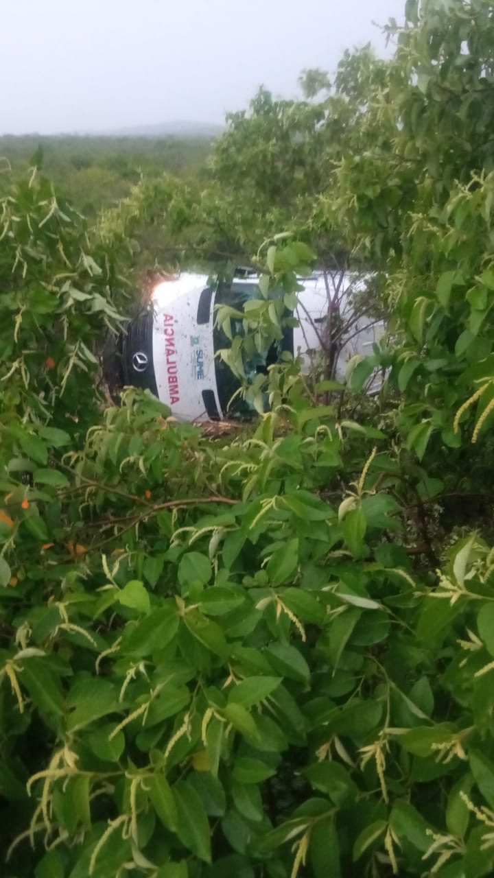 URGENTE: Ambulância da cidade de Sumé capota na BR-412 e equipes de emergência são mobilizadas para atender ocorrência