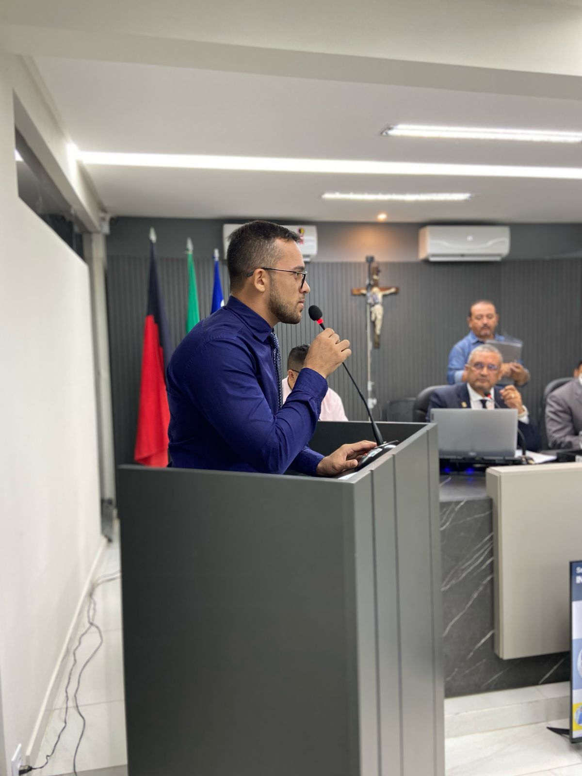 Vereador Talles Macedo apresenta projeto de Lei que proíbe queima de resíduos sólidos, poda, entulho, pasto e quaisquer materiais em Serra Branca