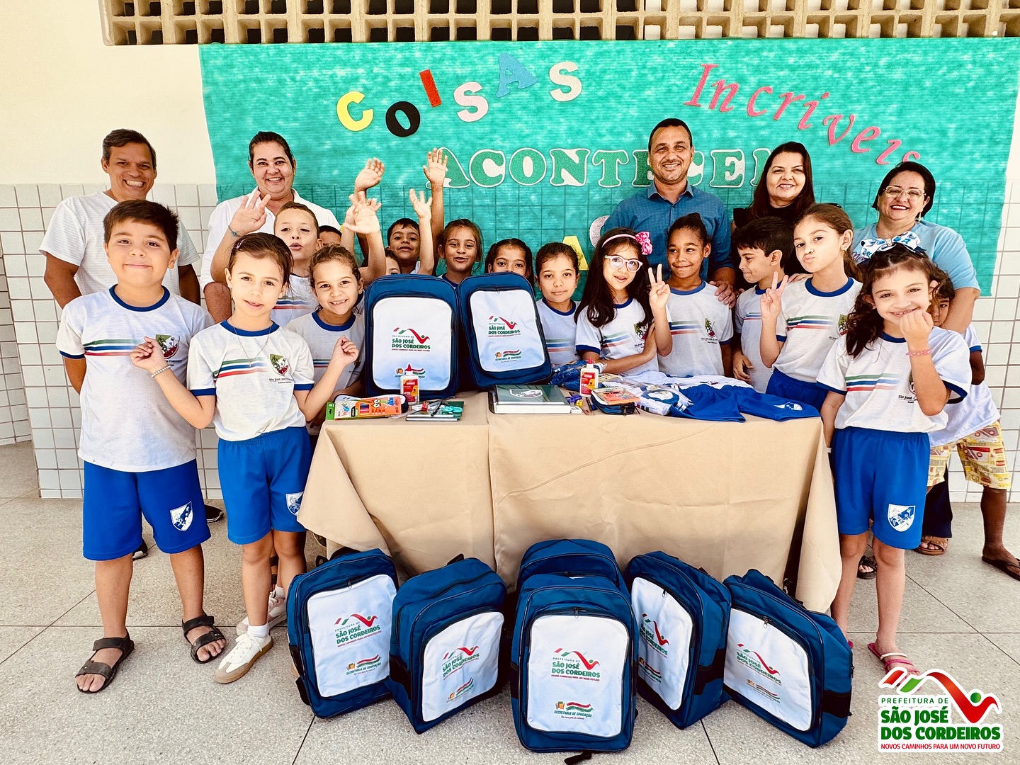 Prefeitura de São José dos Cordeiros continua a entrega dos kits escolares e do fardamento para os alunos da rede