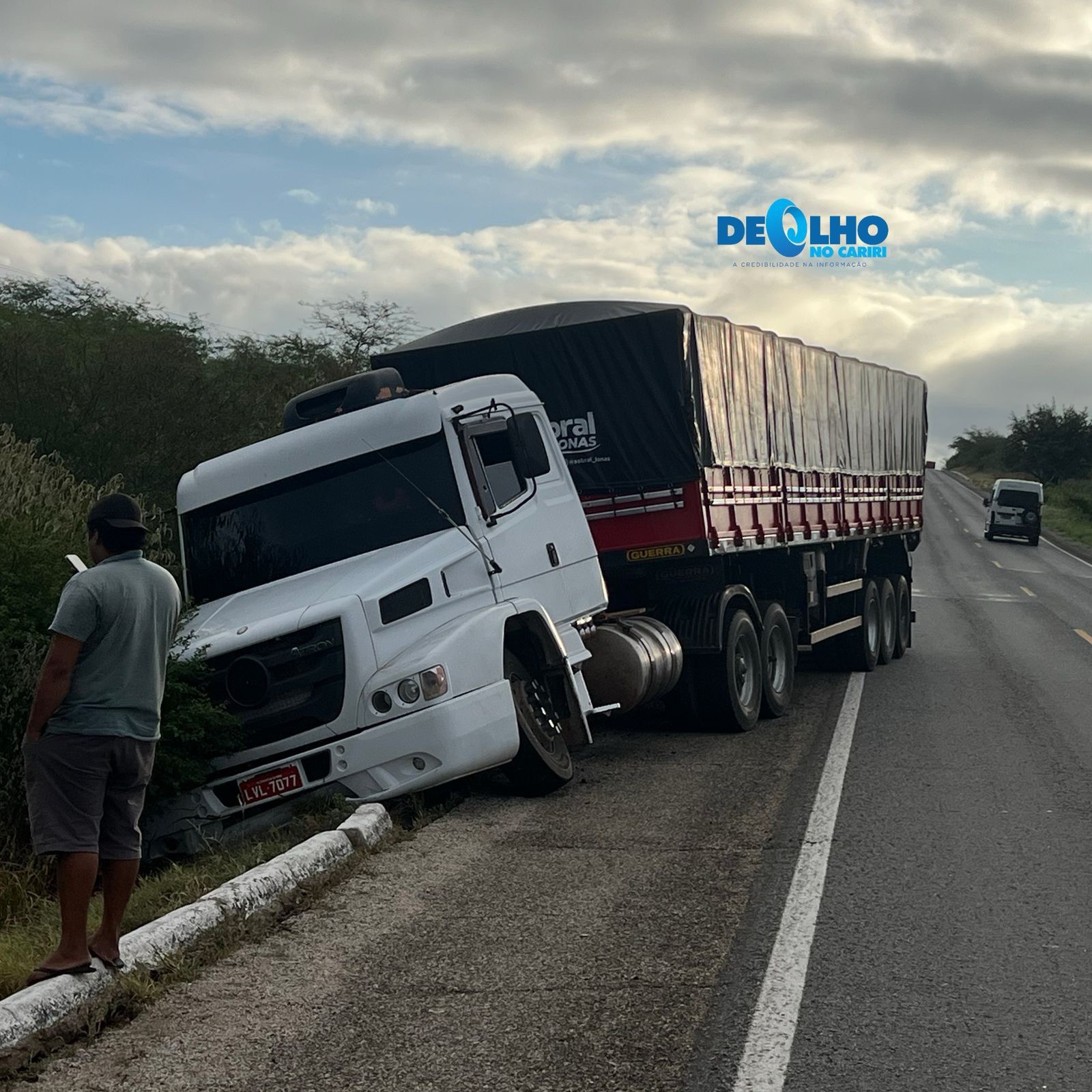Carreta carregada de cimento quase tomba na BR-412, na entrada de Serra Branca