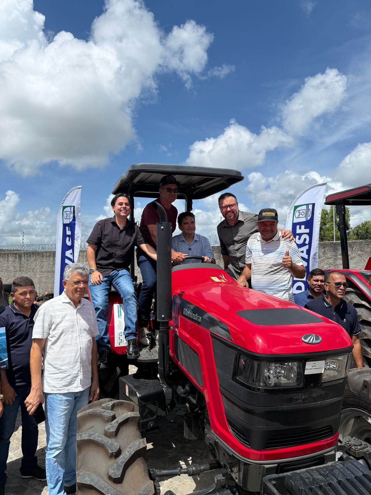 Prefeito Bira Mariano recebe trator para Camalaú em evento em João Pessoa