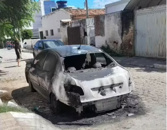 Homem condenado por estupro é baleado e tem carro incendiado na Paraíba