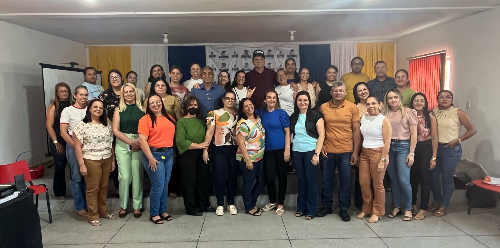Secretaria de Educação de Sumé entrega portarias, notebooks e materiais pedagógicos para fortalecer o ensino no município