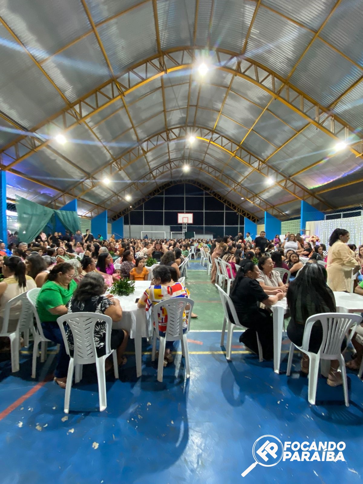 Gestão de Caraúbas reúne mais de 600 mães em uma noite especial com jantar, show e prêmios