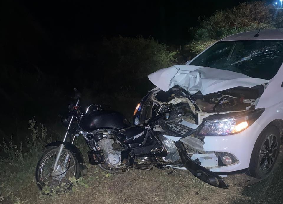 Colisão entre carro e moto deixa uma pessoa morta na BR-412, em Monteiro