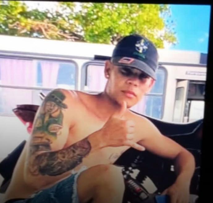 Jovem morre após colidir moto com cavalo solto no Cariri