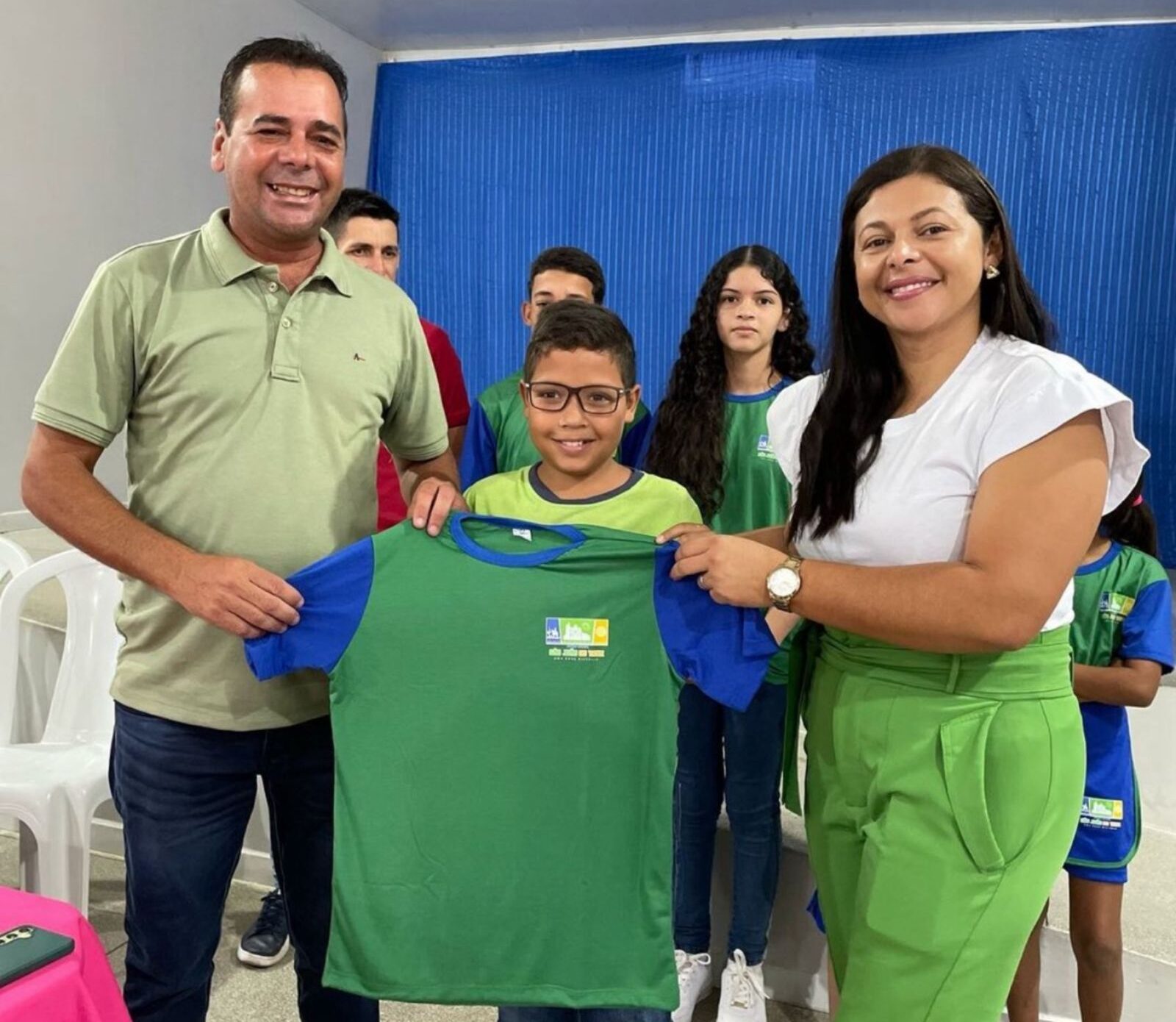 Prefeitura de São João do Tigre realiza entrega de uniformes escolares para alunos da Rede Municipal de Ensino
