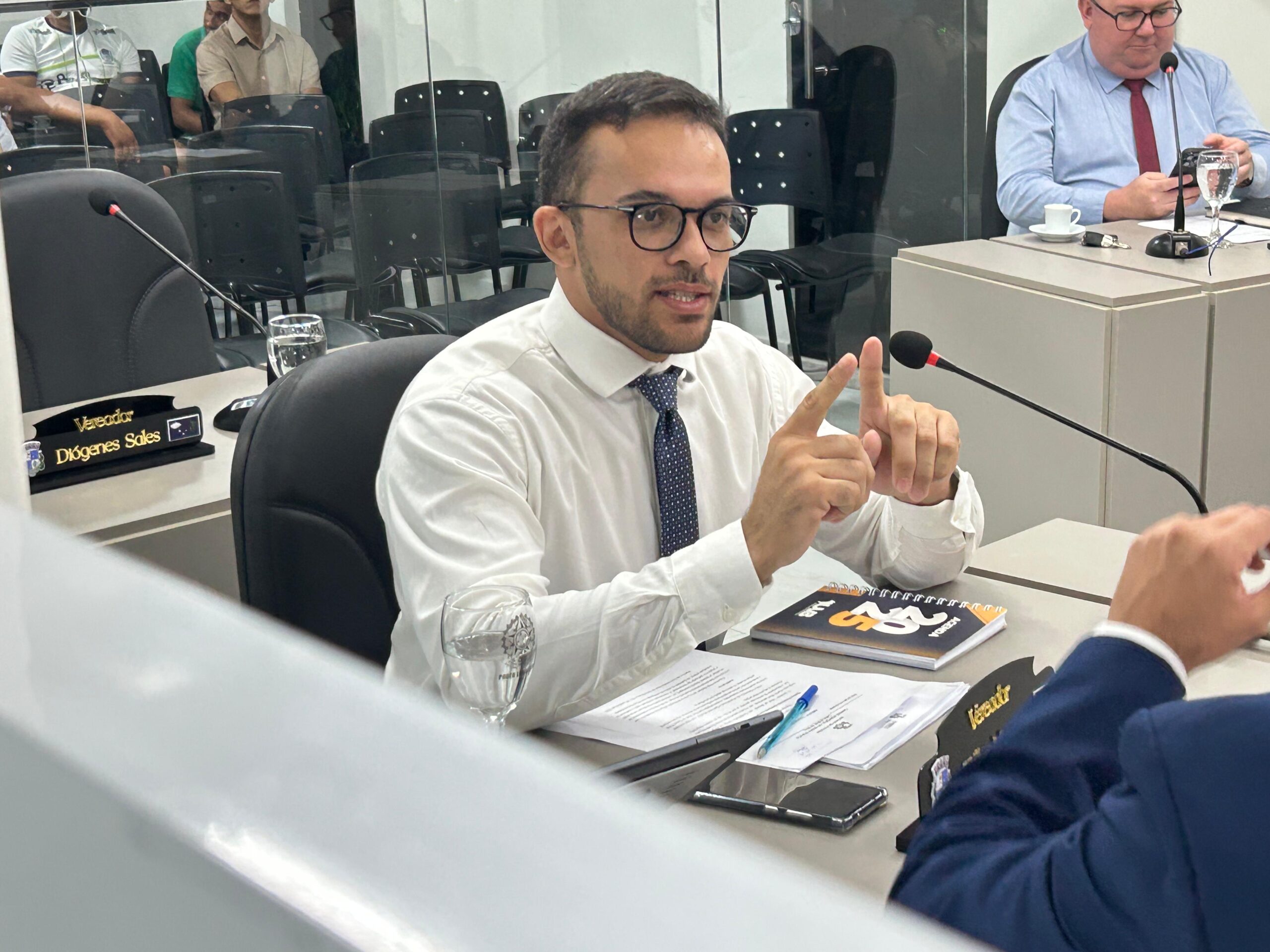 Vereador Talles Macêdo propõe ação permanente contra animais soltos nas ruas de Serra Branca