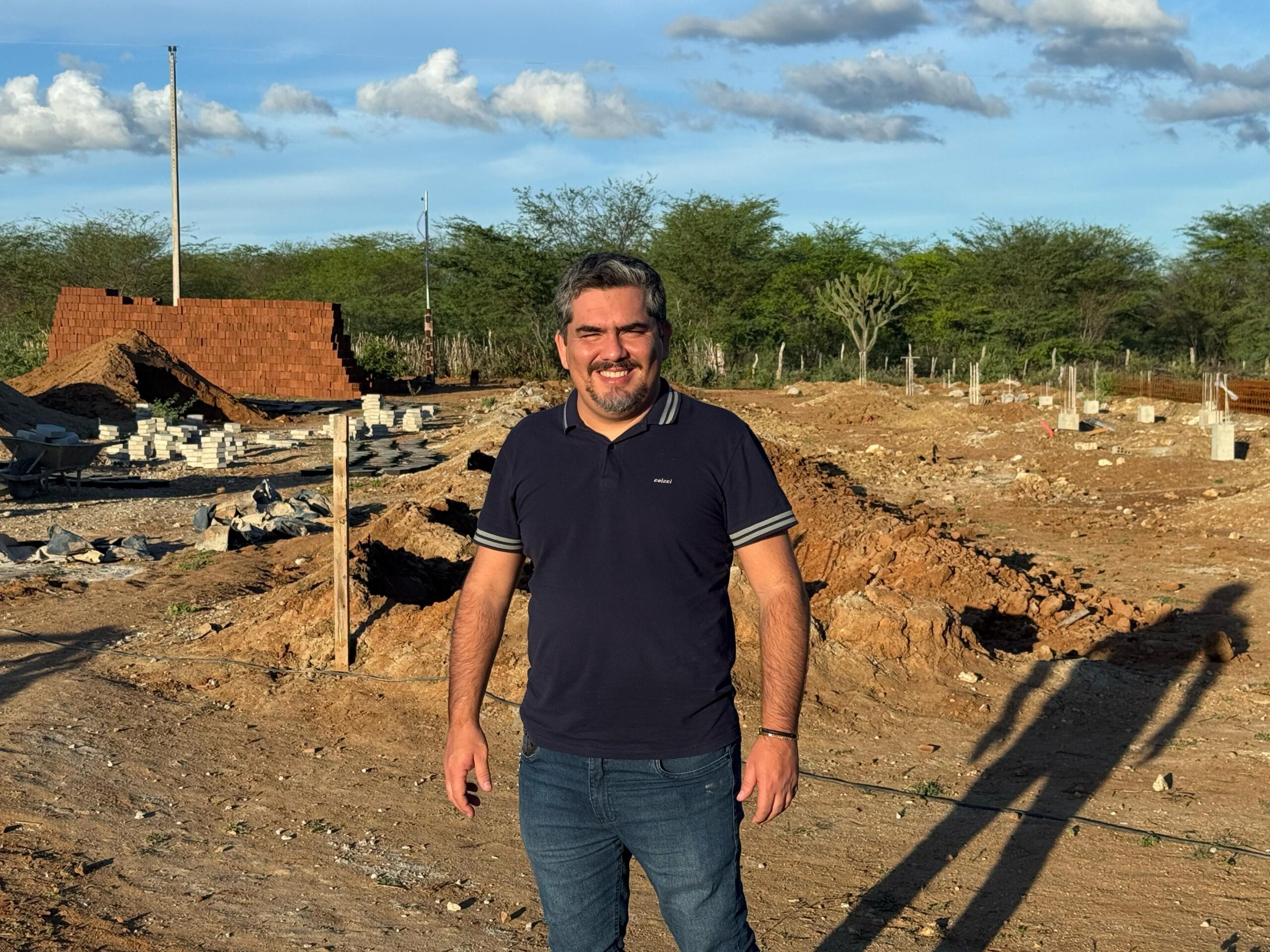 Prefeito Nelsinho Honorato acompanha obras de nova escola de Coxixola