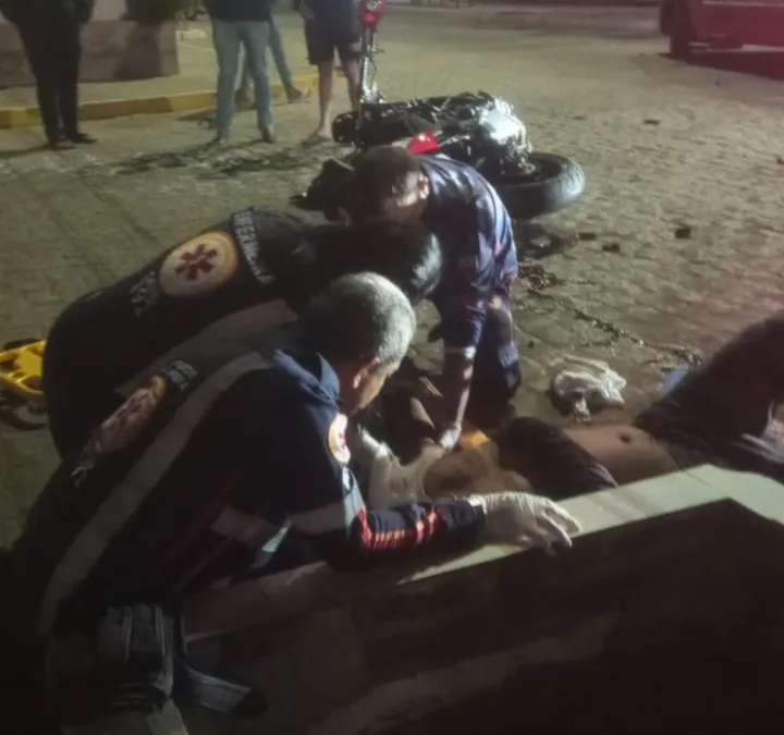 Colisão entre carro e moto deixa homem ferido no centro de Monteiro