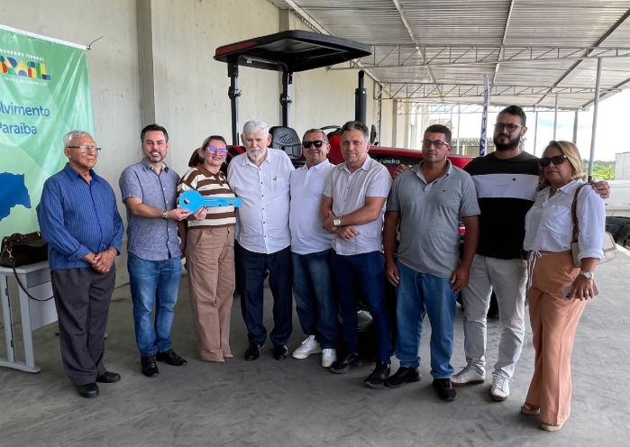 São Sebastião do Umbuzeiro recebe novo trator para fortalecer a agricultura familiar, através de de emenda impositiva de Luiz Couto
