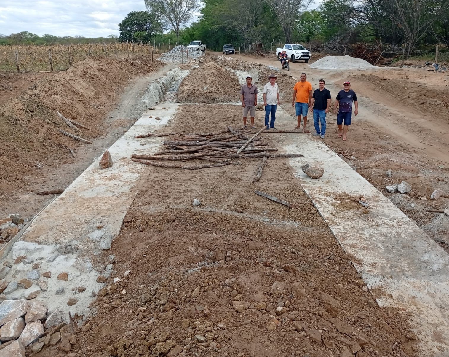 Prefeito Genival Queiroz acompanha obra de passagem molhada na comunidade Serrota, em Parari
