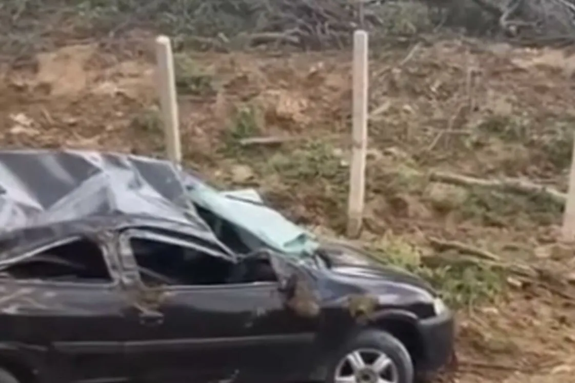 Homem capota carro em rodovia em obras no Cariri